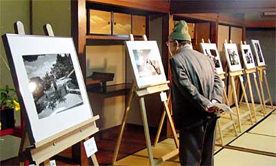 三条市丸井今井邸で開かれている蝶名林稔さんの写真展「遠い日の街角」