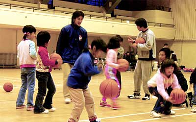 20日行われた新潟アルビレックスバスケットボールスクール三条校のオープンスクール