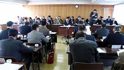 21日、燕市で開かれた合併調査の特別委員会