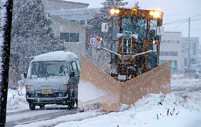 3日連続で24日も行われた三条市の除雪