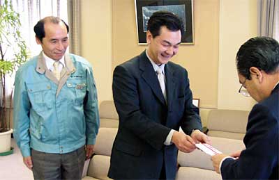 右から高橋燕市長、(株)ホクエツの浅野社長、山浦宅配トマト事業部係長