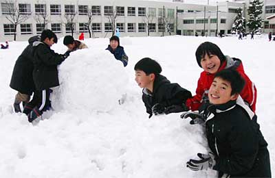 休み時間にほっぺを真っ赤にして雪だるま作りにはしゃぐ一ノ木戸小学校児童