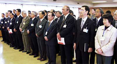 高橋燕市長の年頭のあいさつを聞く燕市職員