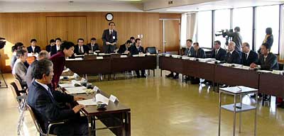 29日開かれた第1回の燕市・吉田町合併検討懇談会