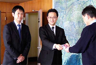 左から(株)ホイストクレーンの渡部社長、羽賀専務、高橋市長