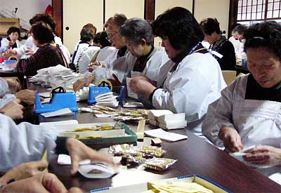 2月3日の節分を前に本成寺婦人会が福豆の袋詰め