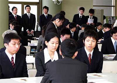 30日開かれた新潟経営大学の学内合同企業説明会