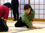 大きな音を立ててかるたをはじく