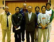 近藤三条バスケットボール協会会長(前列右から2人目)とアルビレックススタッフ、同協会委託の同スクール世話人