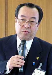 合併協議に至った経緯を説明する高橋燕市長
