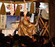 参拝者に向かって白幣を振ってはらい清める星野宮司