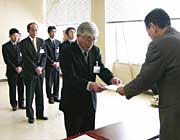 会長の高橋三条市長から事務局職員に辞令を交付