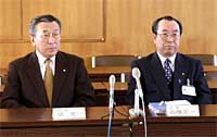 席を並べた泉吉田町長(左)と高橋燕市長(右)