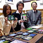 販売コーナーの蝶名林さん(いちばん右)