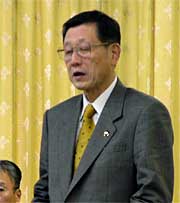 市議会の理解と協力に感謝し、合併実現に強い決意を示す高橋三条市長