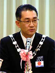 あいさつする韮沢拓燕三条JC理事長