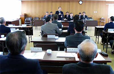 2日開かれた燕市議会・議員協議会