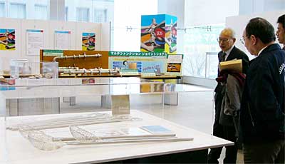 三条・燕地域リサーチコアで開かれているIDSデザインコンペティション2004受賞作品展