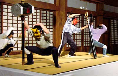 本成寺本堂で鬼踊りの練習を重ねる本成寺鬼踊り奉賛会