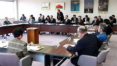 13日開かれた燕市・吉田町合併検討懇談会の第2回会合