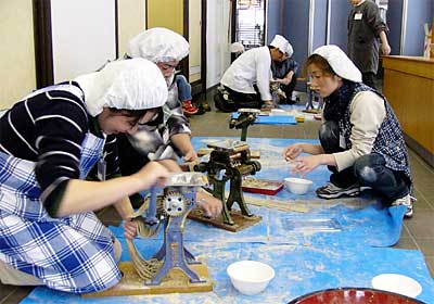 15日開かれた下田そば塾のそば打ち体験会