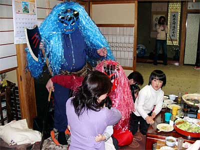 節分を前に三柳・牛ケ島地区青年部が地元の家に鬼の出前