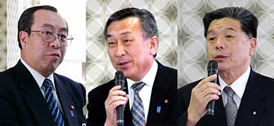 20日開かれた燕市・吉田町・分水町合併検討懇談会で席を並べた左から高橋燕市長、泉吉田町長、小林分水町長