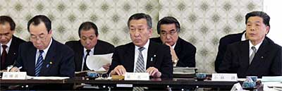 20日の燕市・吉田町・分水町合併検討懇談会で前列左から高橋燕市長、泉吉田町長、小林分水町長