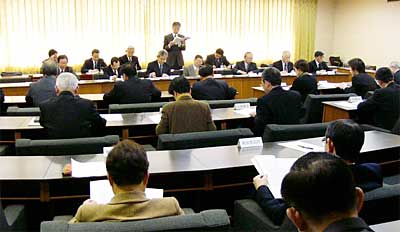 20日開かれた三条市の平成16年度当初予算概要説明会