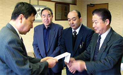 左から中野助役、燕ロータリーの高橋社会奉仕委員長、小田島幹事、皆木会長