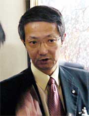 県央広域市町村圏協議会で報道関係者の質問に答える高橋誠寺泊町長