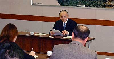 平成16年度予算案を発表する小池加茂市長