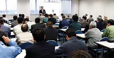 23日開かれた三条商工会議所鉄工部会と三条商鉄組合の緊急講演会