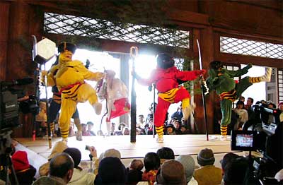 3日、本成寺で行われた恒例の節分会の鬼踊り