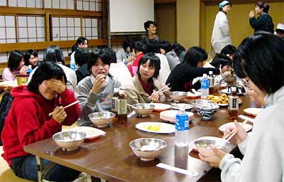 函南町と燕市の中学生が向き合って夕食