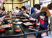 自分で打ったそばを試食