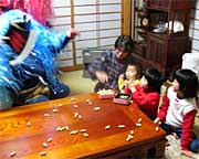子どもたちは南京豆で応戦