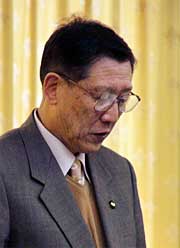 平成16年度の予算概要を説明する高橋三条市長