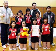 女子の部優勝の加茂ジュニアバレーボールクラブA