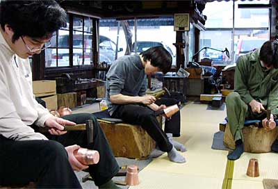 新潟経営大学の西沢教授のゼミの学生が鎚起銅器の製作を体験