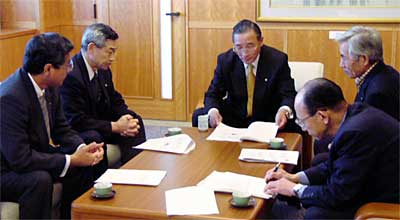 佐藤田上市長に合併推進を要望する田上町商工会の佐野会長ら