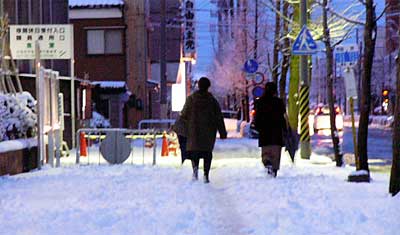 4日午後6時ころの三条市役所前