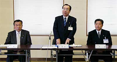 会見で寺泊町の合併参加を認めないことで合意したことを報告する左から泉吉田町長、高橋燕市長、、小林分水町長
