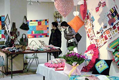 9日までギャラリー山内堂で開かれている工房「絵舞(えむ)」加茂教室パッチワークキルト展