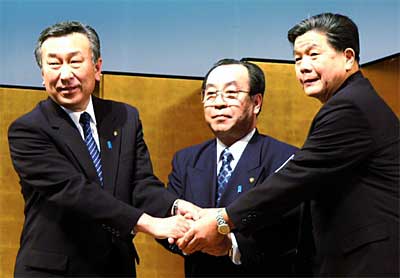 燕・吉田・分水合併推進協議会を発足させ、握手する左から泉吉田町長、高橋燕市長、小林分水町長