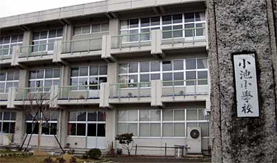 児童78人が吐き気などを訴えて欠席した燕市立小池小学校