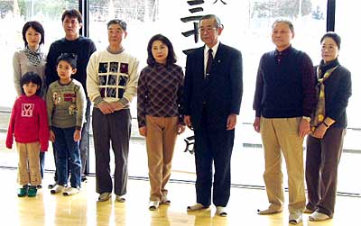 加茂市市民福祉交流センター「加茂美人の湯」のセレモニーで30万人目の今泉さんとその前後でプレゼントを受けた人