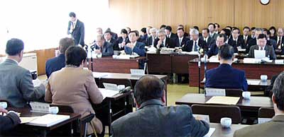 17日開かれた燕市議会・予算審査特別委員会で巻健康福祉事務所の検査結果を報告する高橋信燕市教育委員会学校教育課長