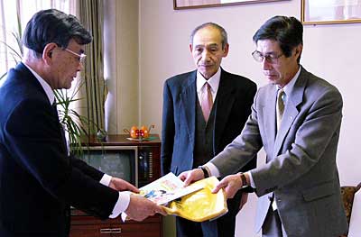 左から松永教育長、藤田三条地区交通安全協会事務局長、加藤同会長