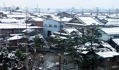 三条市体育文化センターから見下ろす冬景色の三条市内、午前11時32分撮影